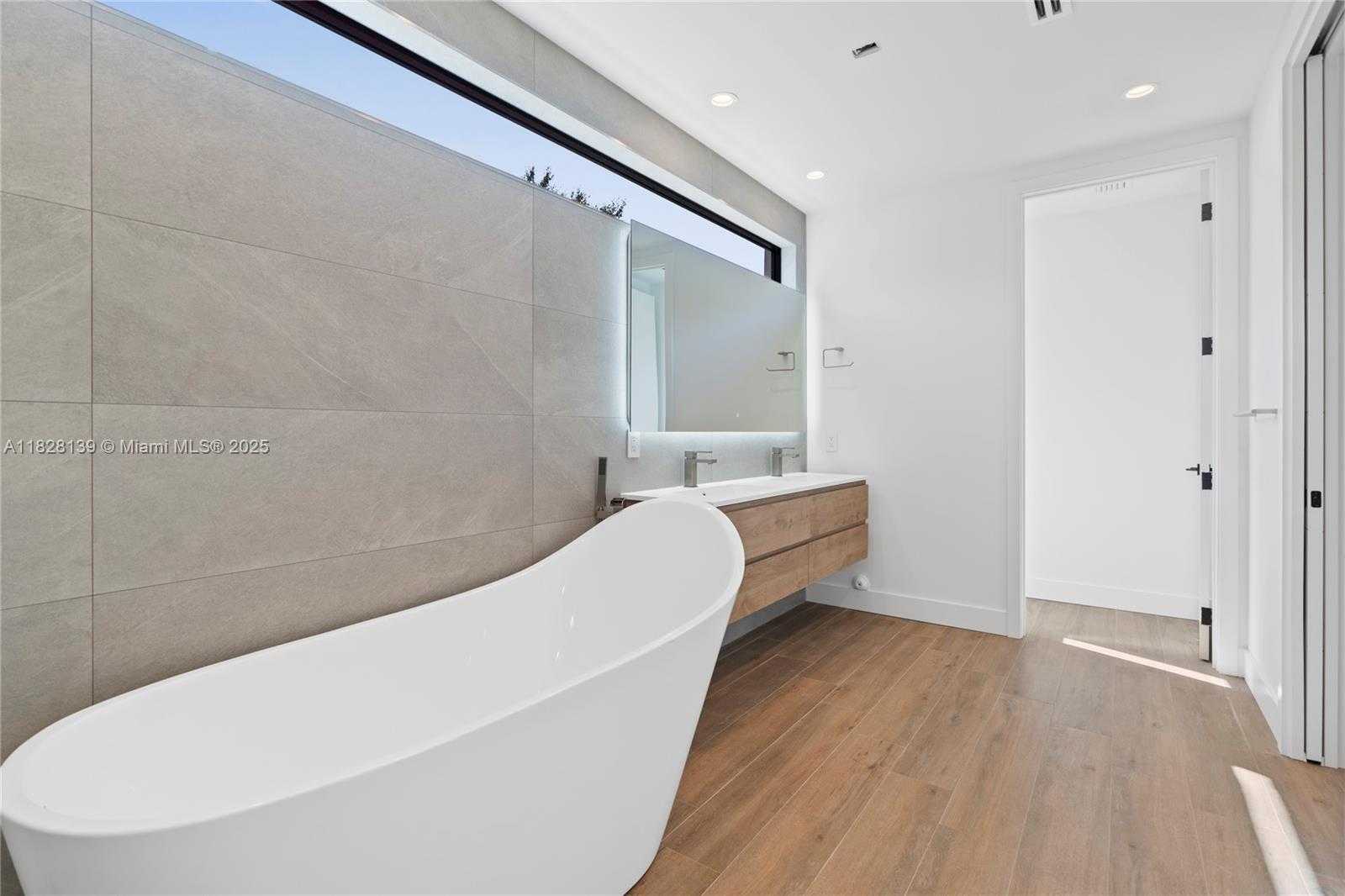 Small Image of 3026 AVIATION AVE #2, Miami Number 30