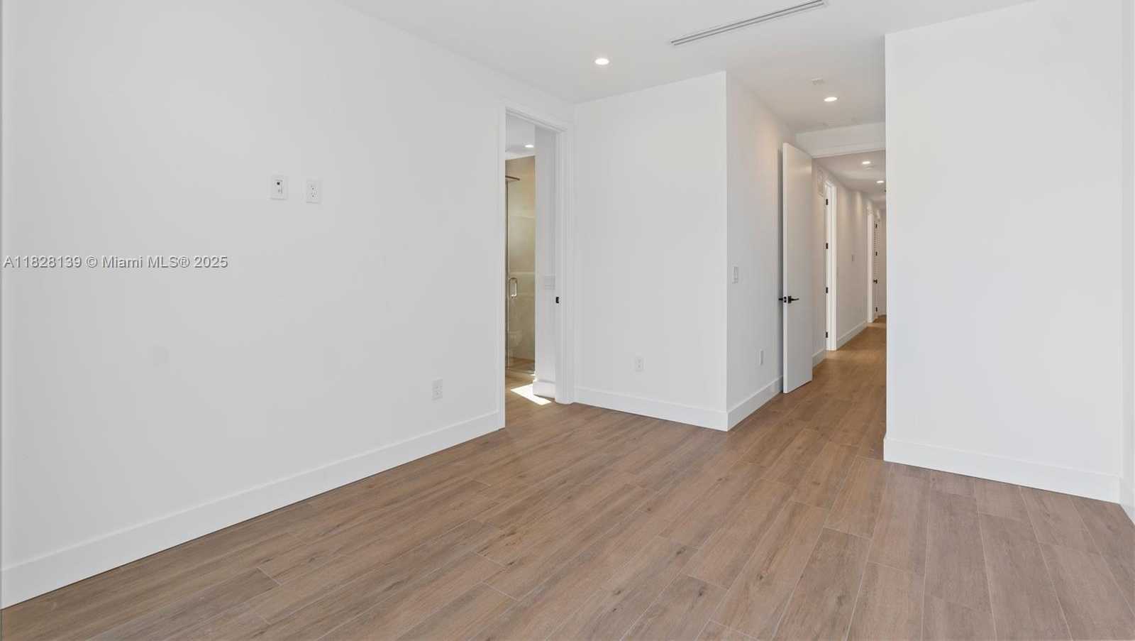 Small Image of 3026 AVIATION AVE #2, Miami Number 39