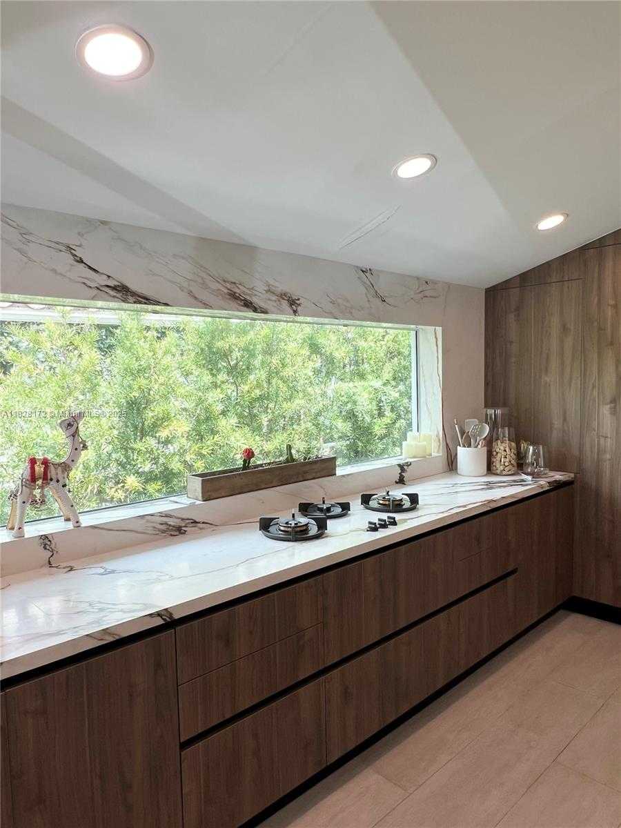 Small Image of 4515 ALTON RD, Miami Beach Number 10