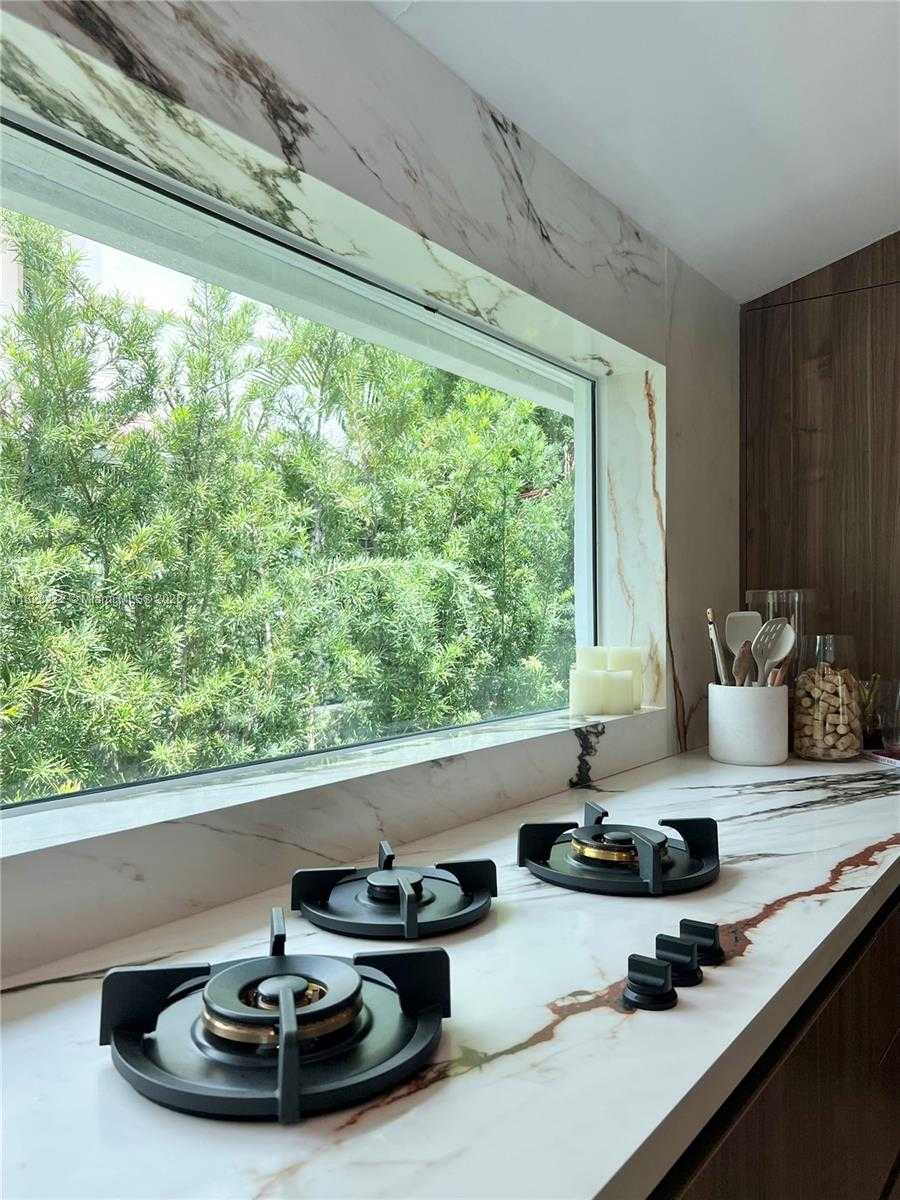 Small Image of 4515 ALTON RD, Miami Beach Number 11