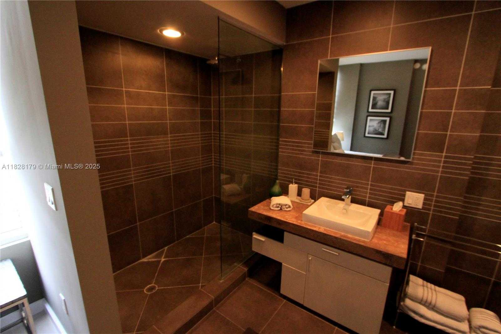 Small Image of 2100 PARK AVE #202, Miami Beach Number 8