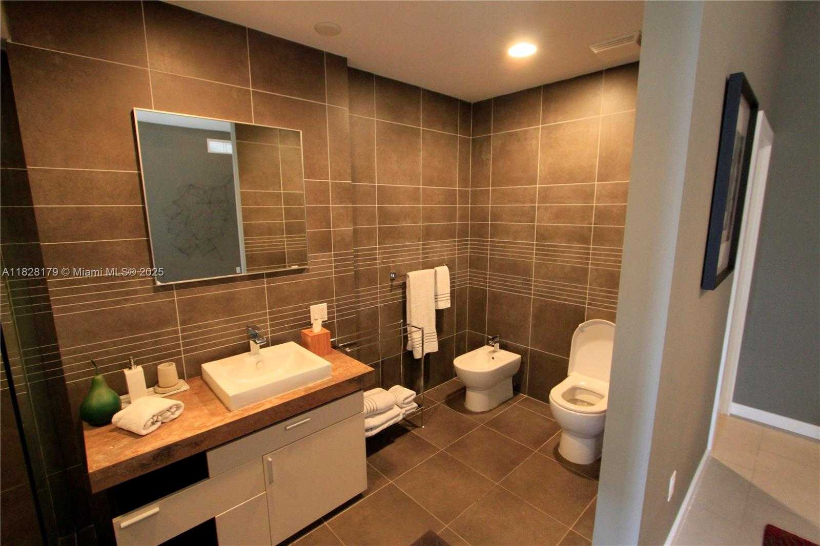 Small Image of 2100 PARK AVE #202, Miami Beach Number 9