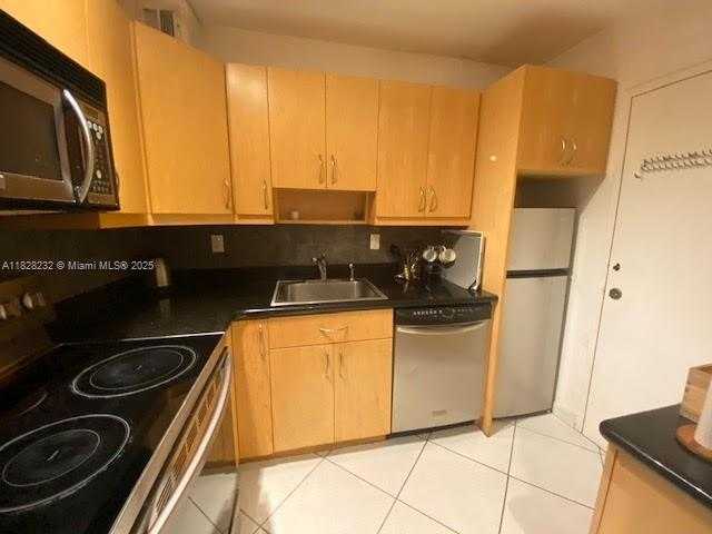 Small Image of 2899 COLLINS AVE #1002, Miami Beach Number 13