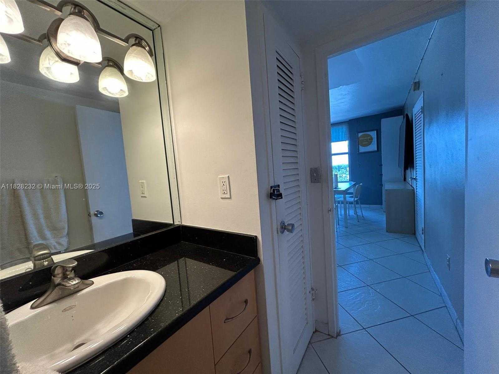 Small Image of 2899 COLLINS AVE #1002, Miami Beach Number 27