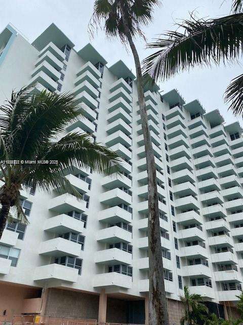 Small Image of 2899 COLLINS AVE #1002, Miami Beach Number 3