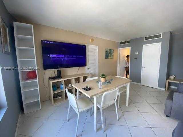 Small Image of 2899 COLLINS AVE #1002, Miami Beach Number 6