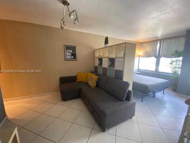 Small Image of 2899 COLLINS AVE #1002, Miami Beach Number 9