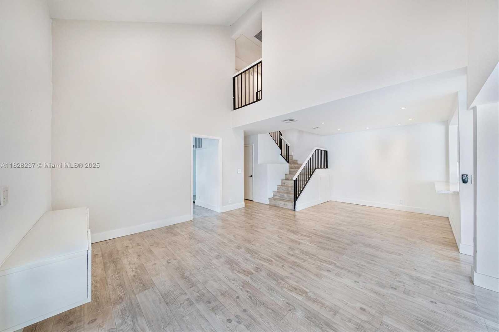 Small Image of 20945 BAY CT #134-3, Aventura Number 11