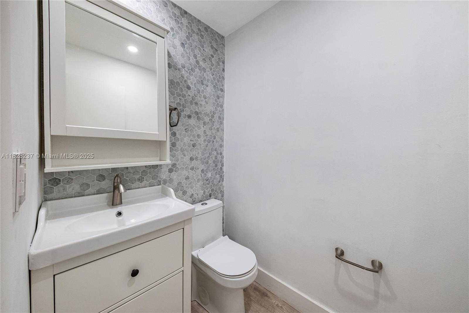 Small Image of 20945 BAY CT #134-3, Aventura Number 15