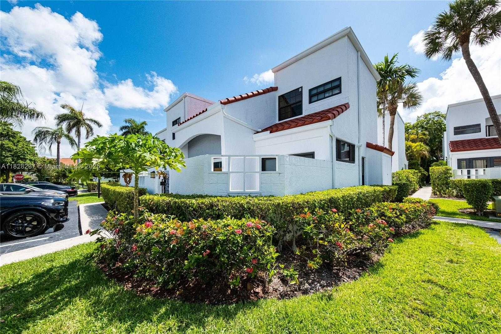Small Image of 20945 BAY CT #134-3, Aventura Number 2