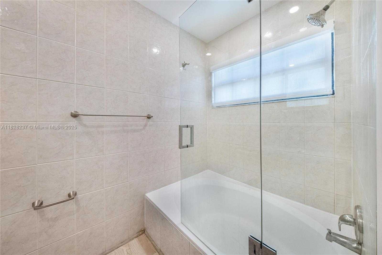 Small Image of 20945 BAY CT #134-3, Aventura Number 22