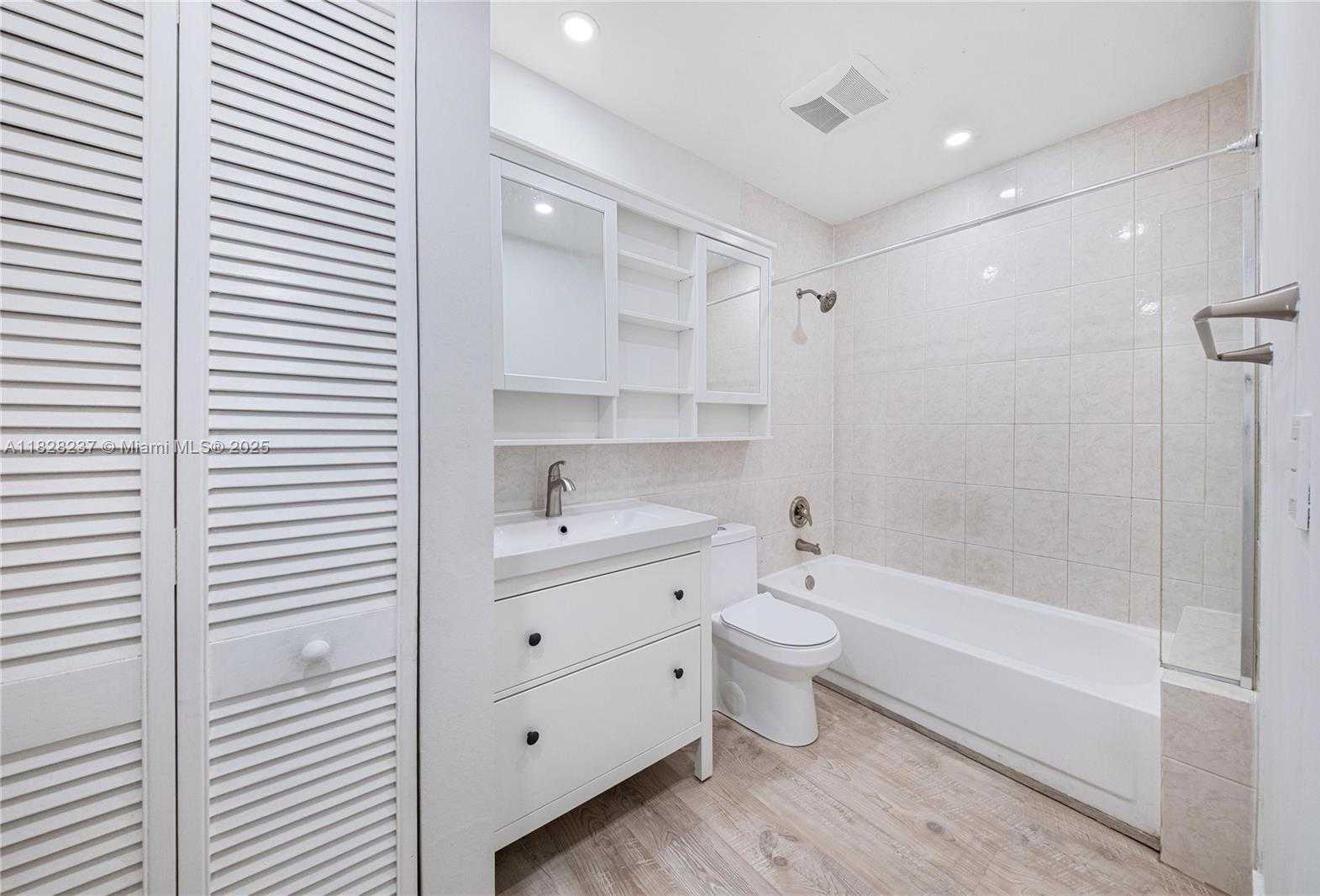 Small Image of 20945 BAY CT #134-3, Aventura Number 26