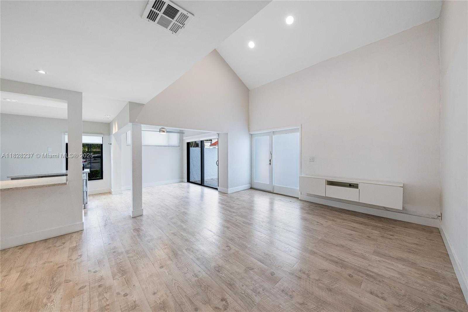 Small Image of 20945 BAY CT #134-3, Aventura Number 3