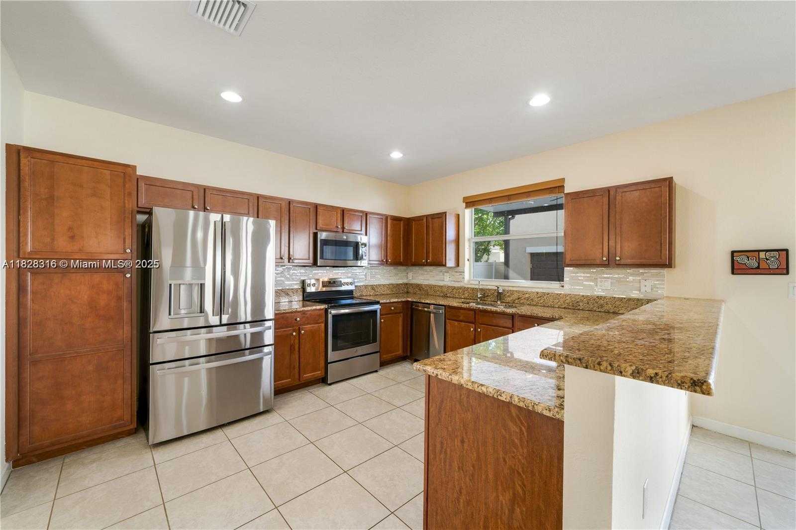 Small Image of 16946 SOUTH WEST 90TH TERR CI, Miami Number 3