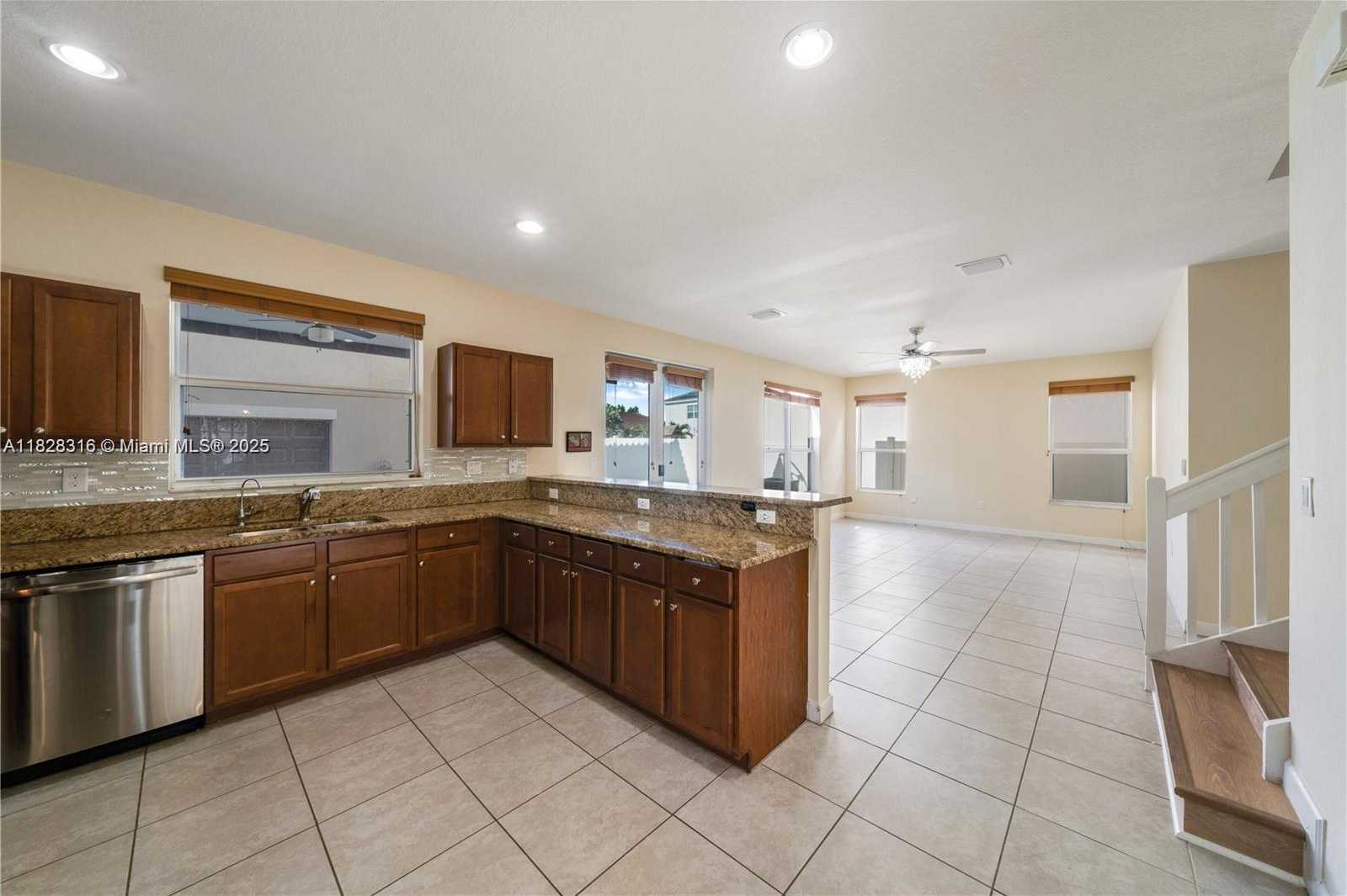 Small Image of 16946 SOUTH WEST 90TH TERR CI, Miami Number 4