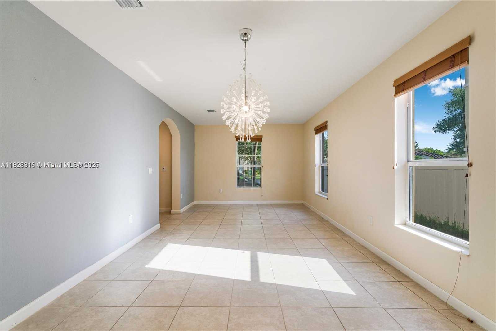 Small Image of 16946 SOUTH WEST 90TH TERR CI, Miami Number 6