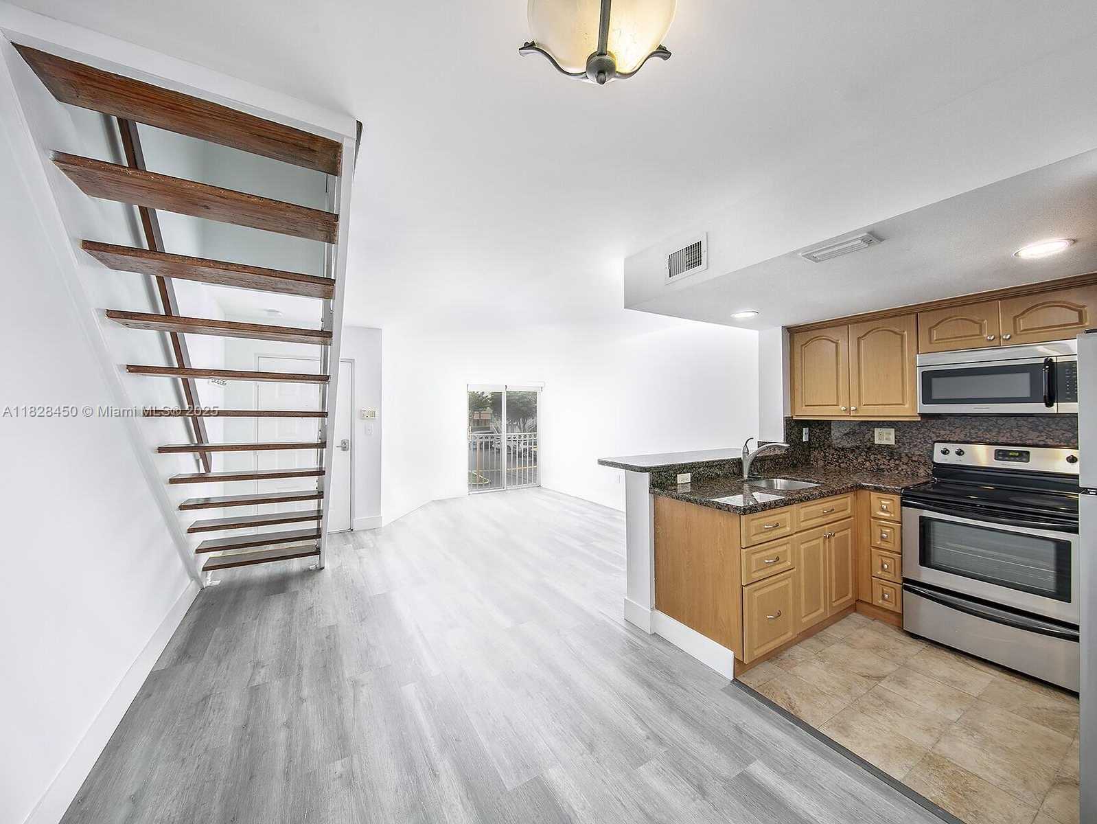 Small Image of 670 NW 85th Pl, Miami, FL 33126, USA Number 2