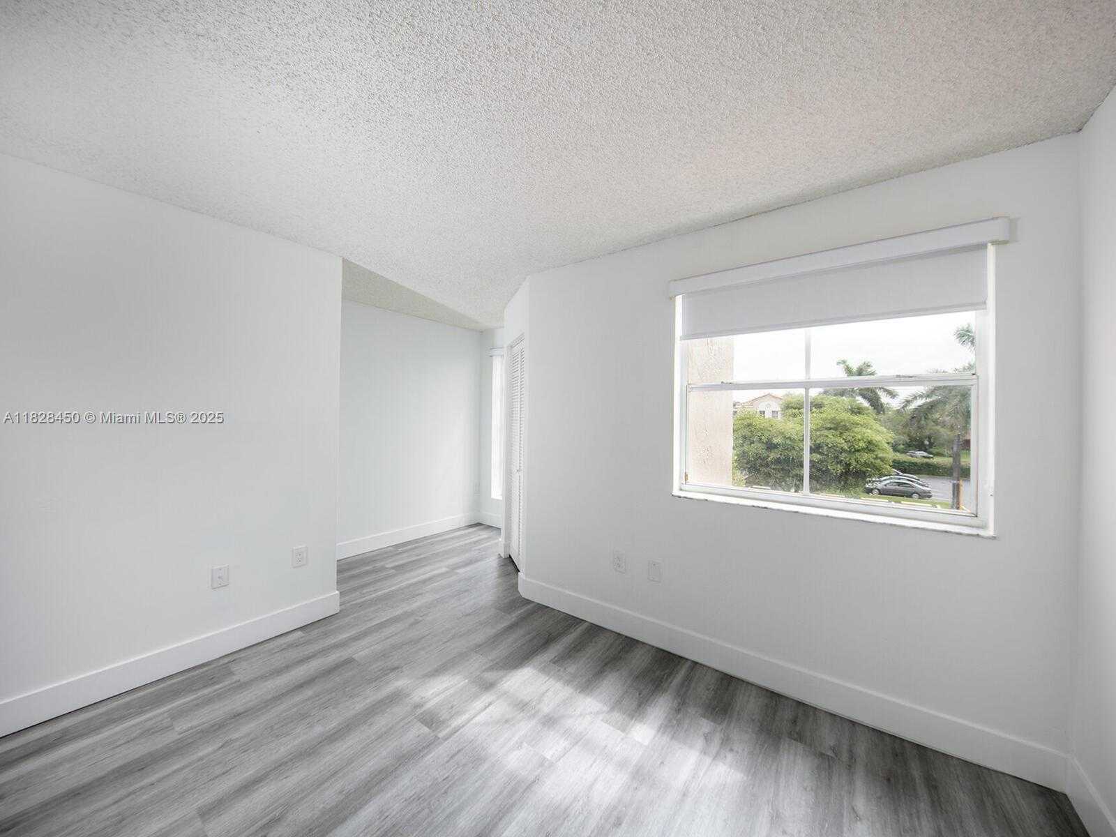 Small Image of 670 NW 85th Pl, Miami, FL 33126, USA Number 4