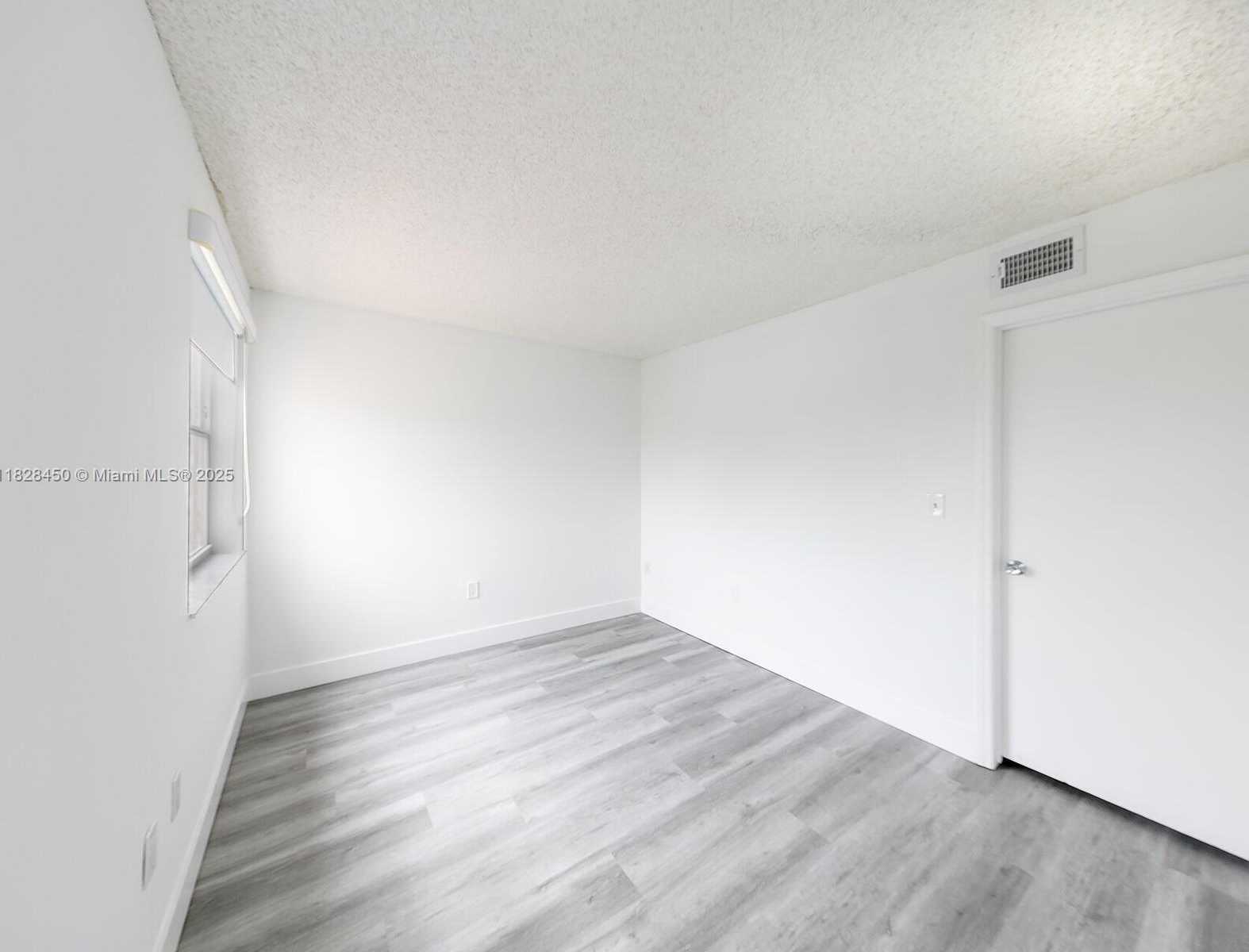 Small Image of 670 NW 85th Pl, Miami, FL 33126, USA Number 5