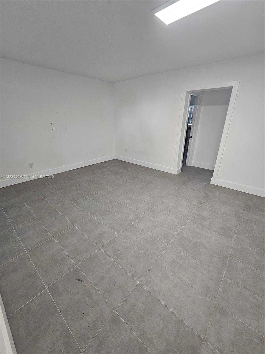 Small Image of 7825 CRESPI BLVD #2, Miami Beach Number 3