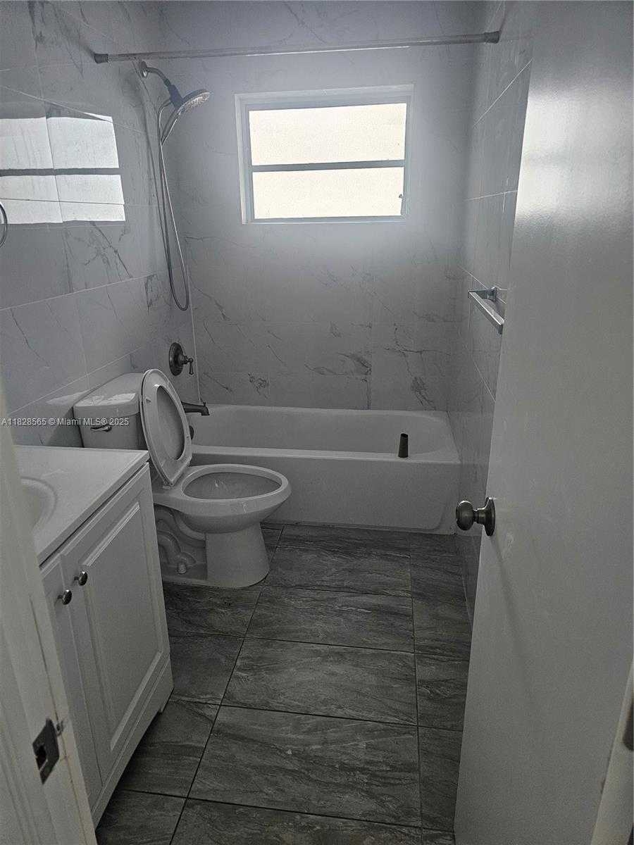 Small Image of 7835 CRESPI BLVD #2, Miami Beach Number 4