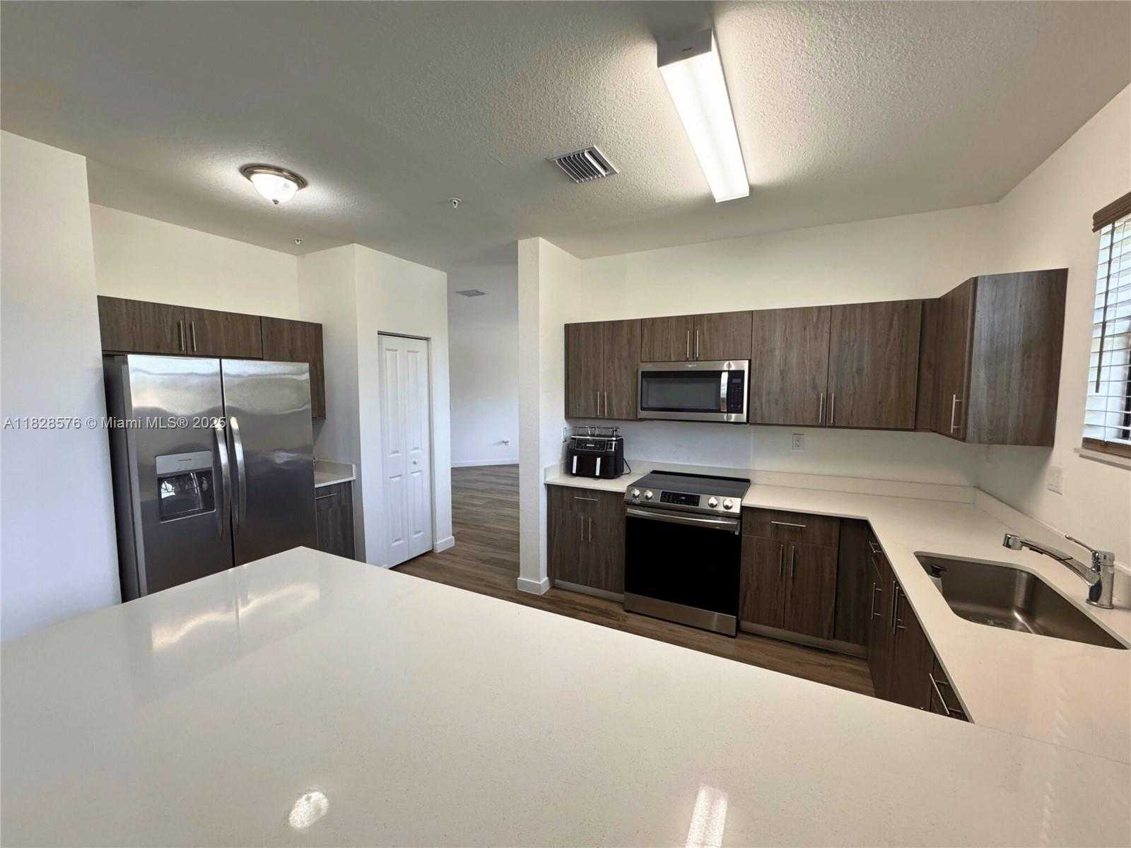 Small Image of 15540 SOUTH WEST 136TH ST #213, Miami Number 4