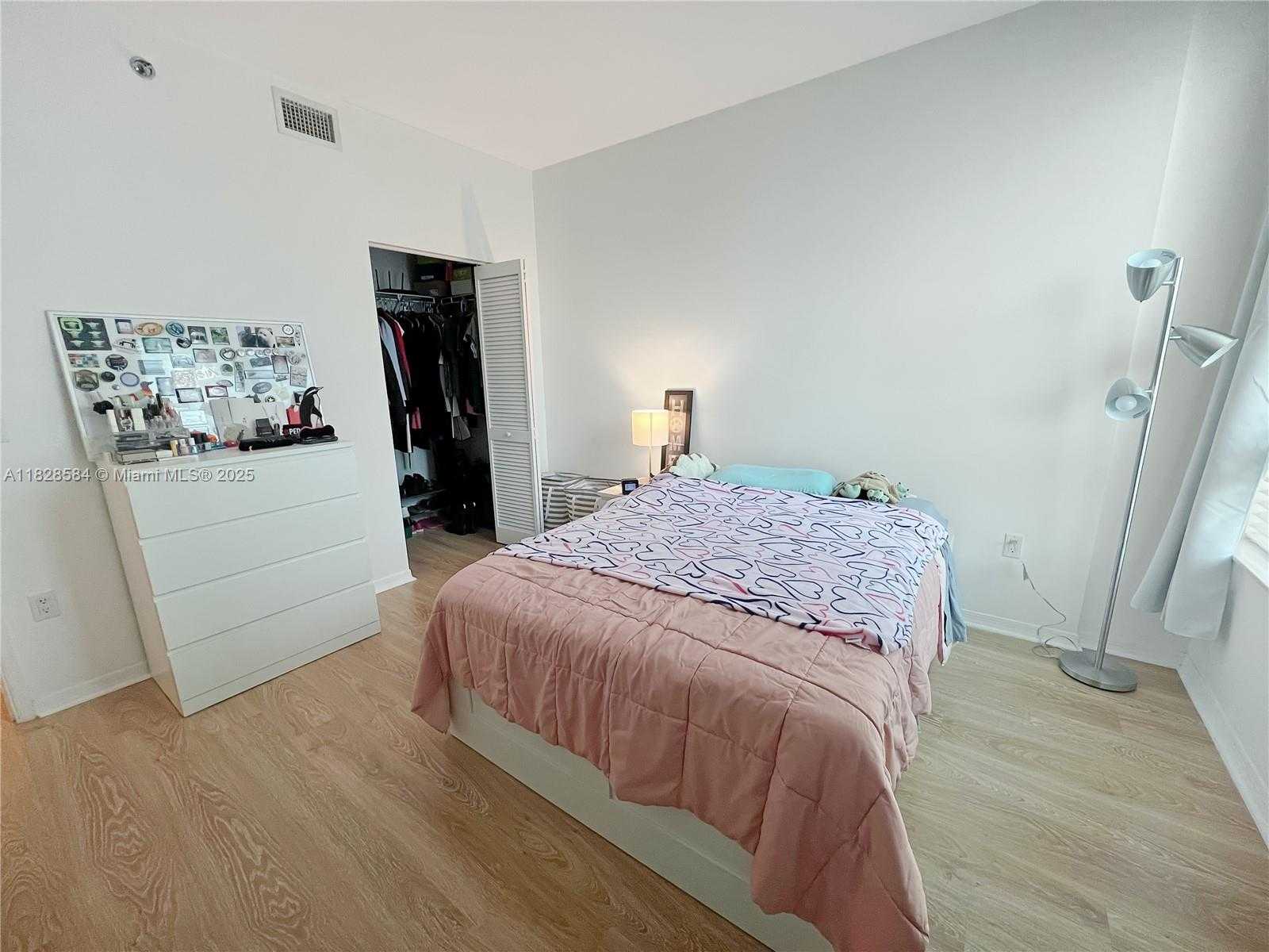 Small Image of 950 BRICKELL BAY DR #1608, Miami Number 12