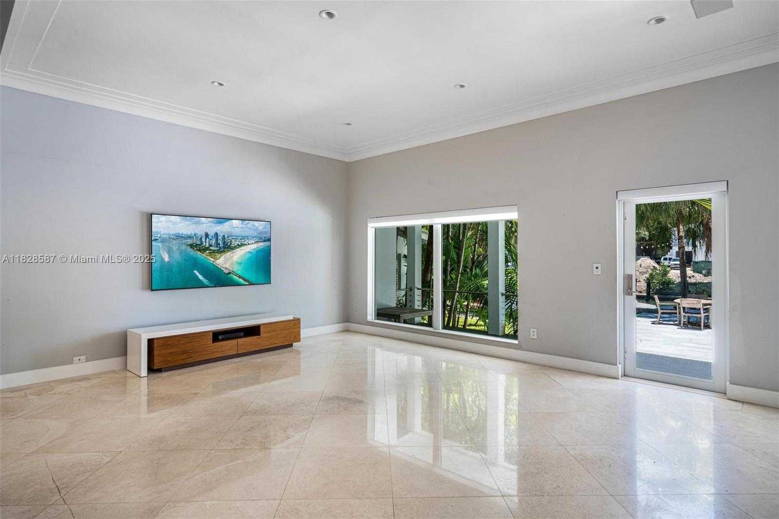 Small Image of Miami Number 10