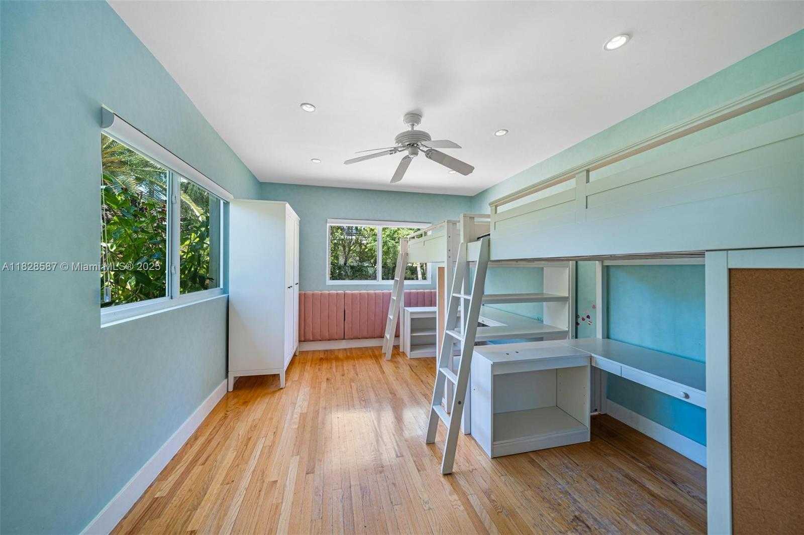 Small Image of Miami Number 29