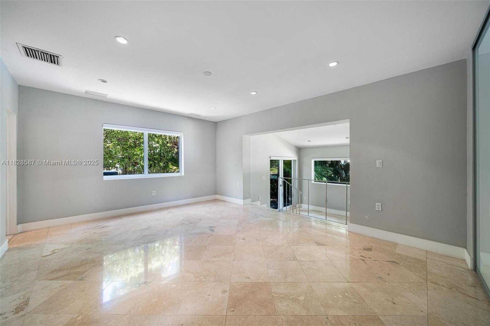 Small Image of Miami Number 31