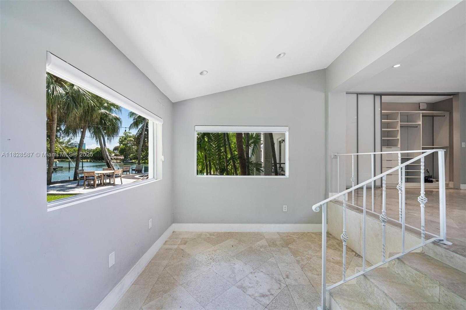 Small Image of Miami Number 33