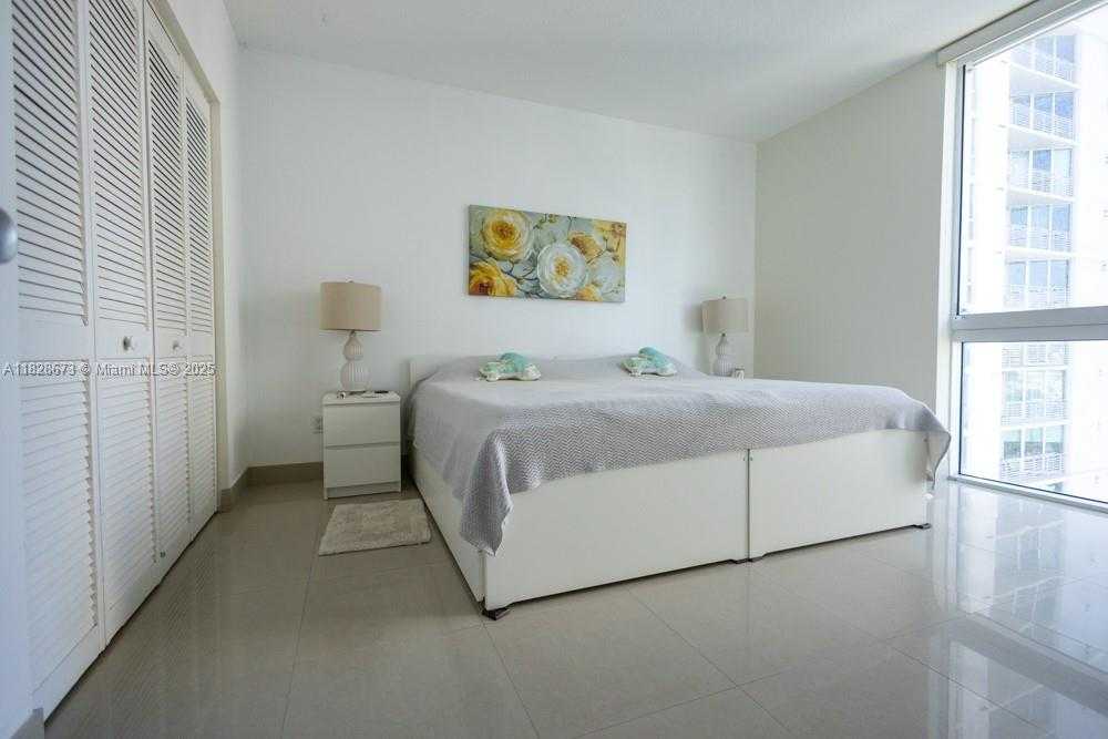 Small Image of 335 SOUTH BISCAYNE BLVD #2200, Miami Number 20