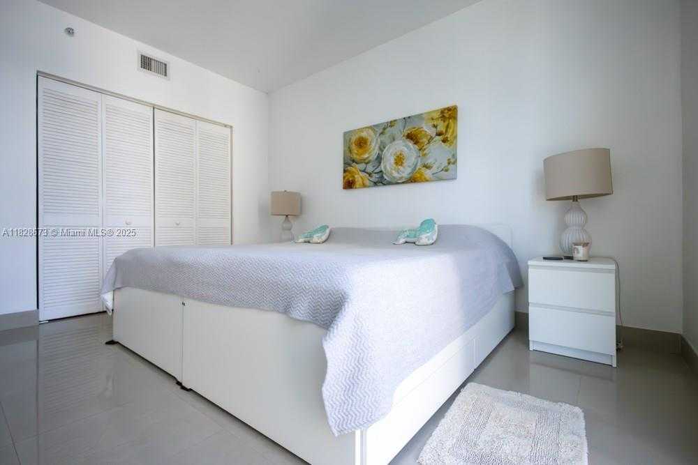 Small Image of 335 SOUTH BISCAYNE BLVD #2200, Miami Number 23