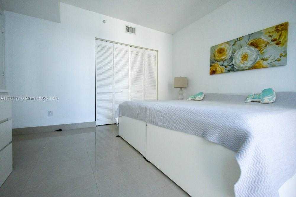 Small Image of 335 SOUTH BISCAYNE BLVD #2200, Miami Number 26