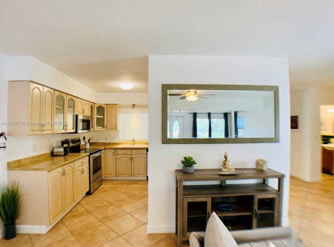 Small Image of 2029 PIERCE ST #4, Hollywood Number 10