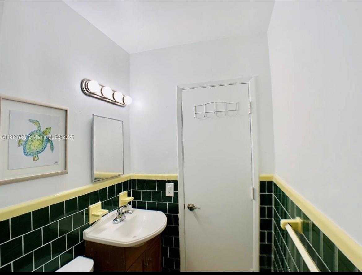Small Image of 2029 PIERCE ST #4, Hollywood Number 14