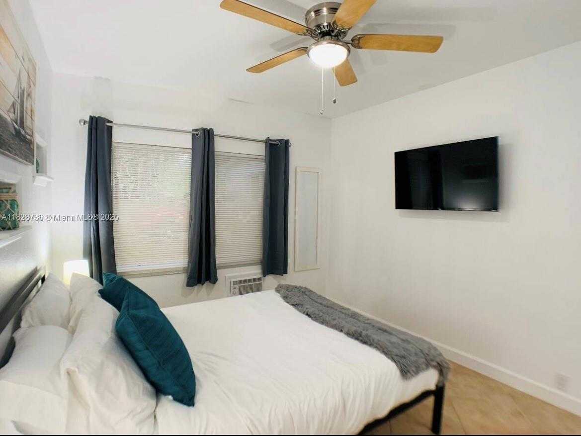 Small Image of 2029 PIERCE ST #4, Hollywood Number 18