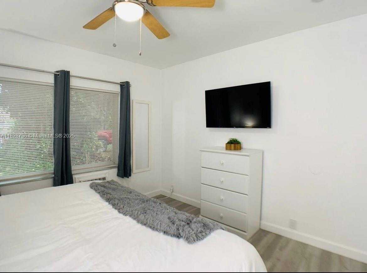 Small Image of 2029 PIERCE ST #4, Hollywood Number 22