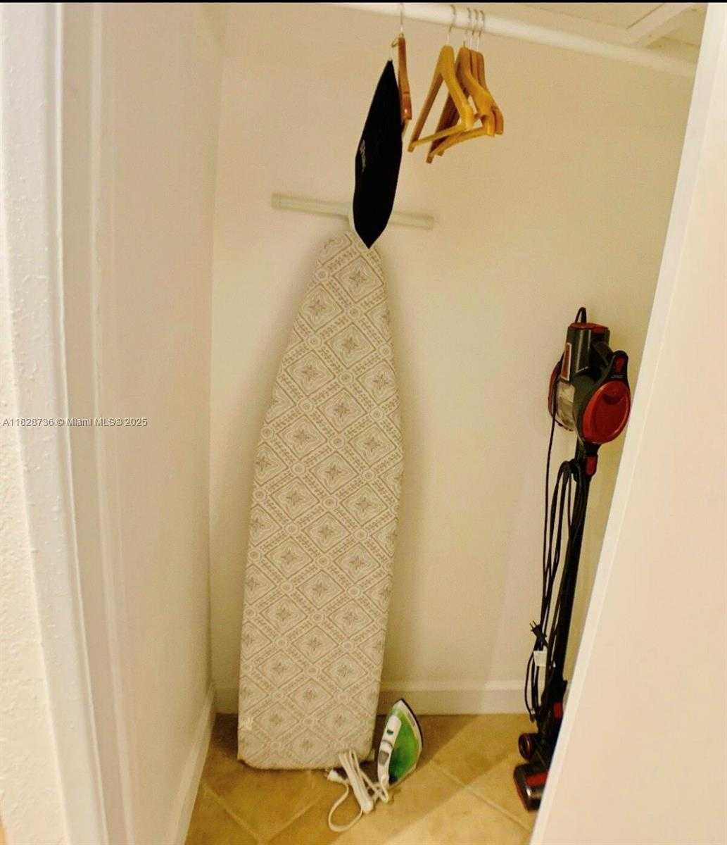 Small Image of 2029 PIERCE ST #4, Hollywood Number 26