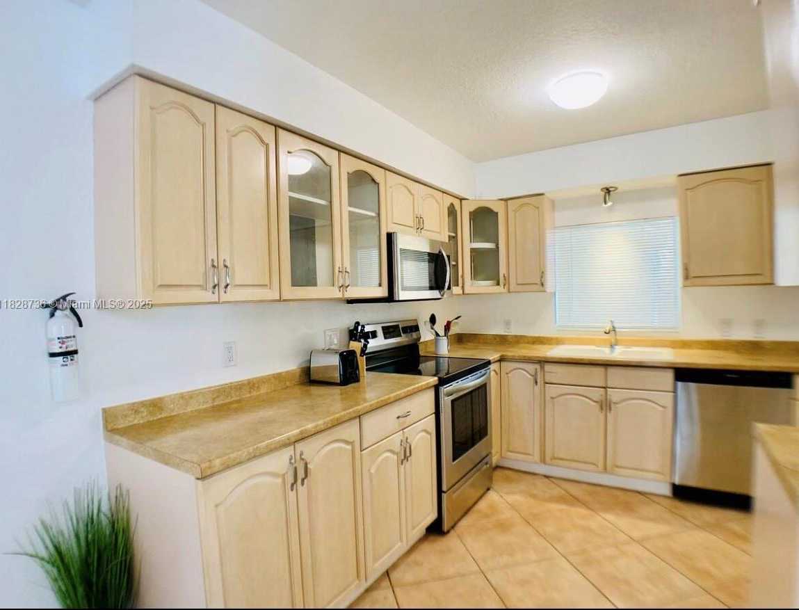 Small Image of 2029 PIERCE ST #4, Hollywood Number 9