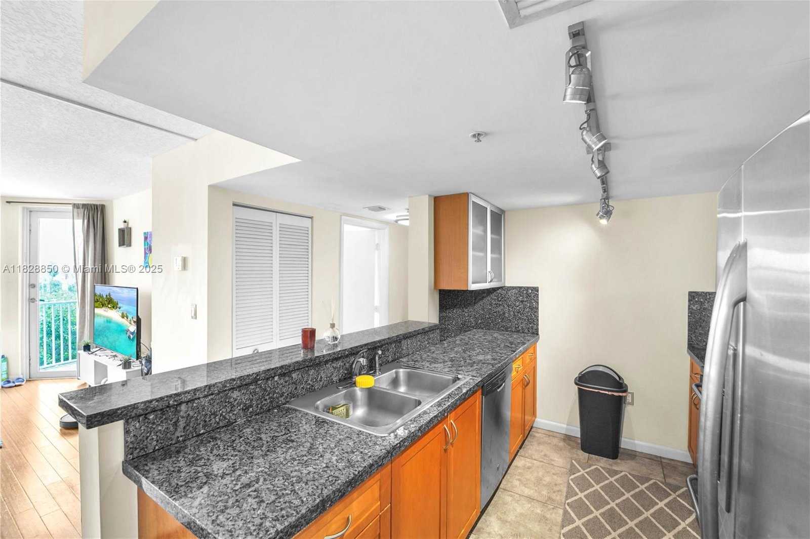 Small Image of 1555 NORTH TREASURE DR #304, North Bay Village Number 7