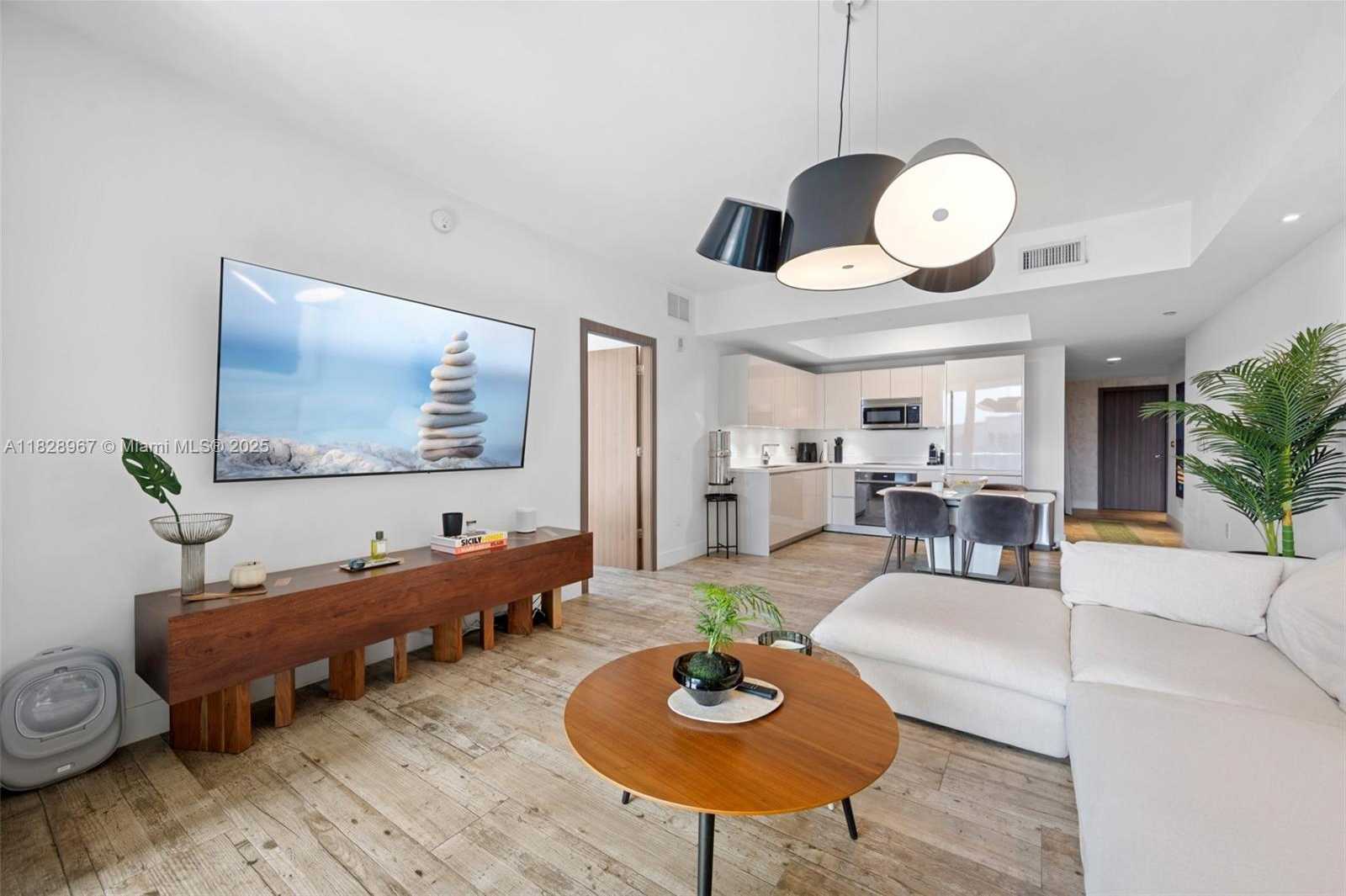 Small Image of 1010 BRICKELL AVE #3411, Miami Number 4