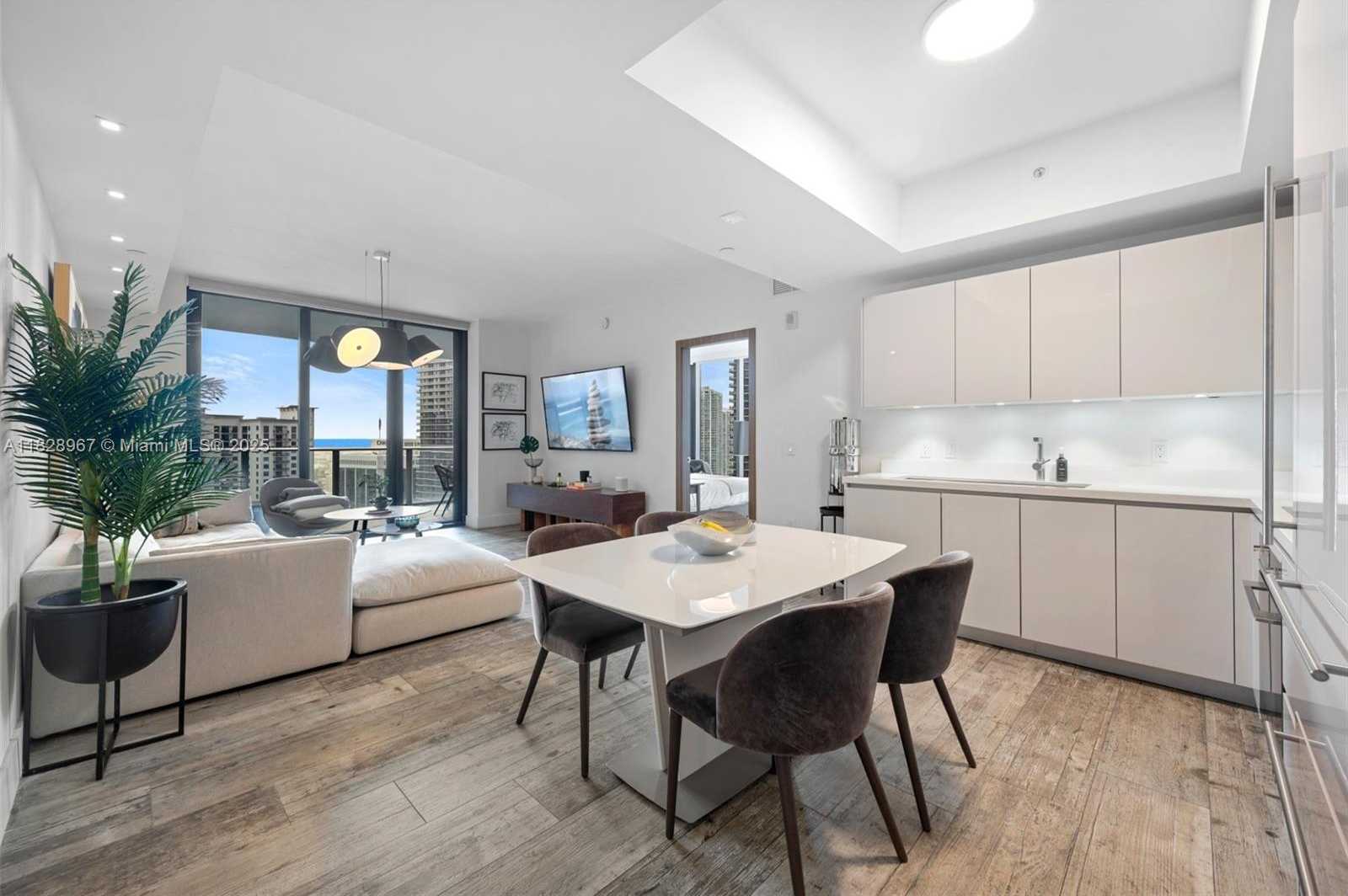 Small Image of 1010 BRICKELL AVE #3411, Miami Number 8