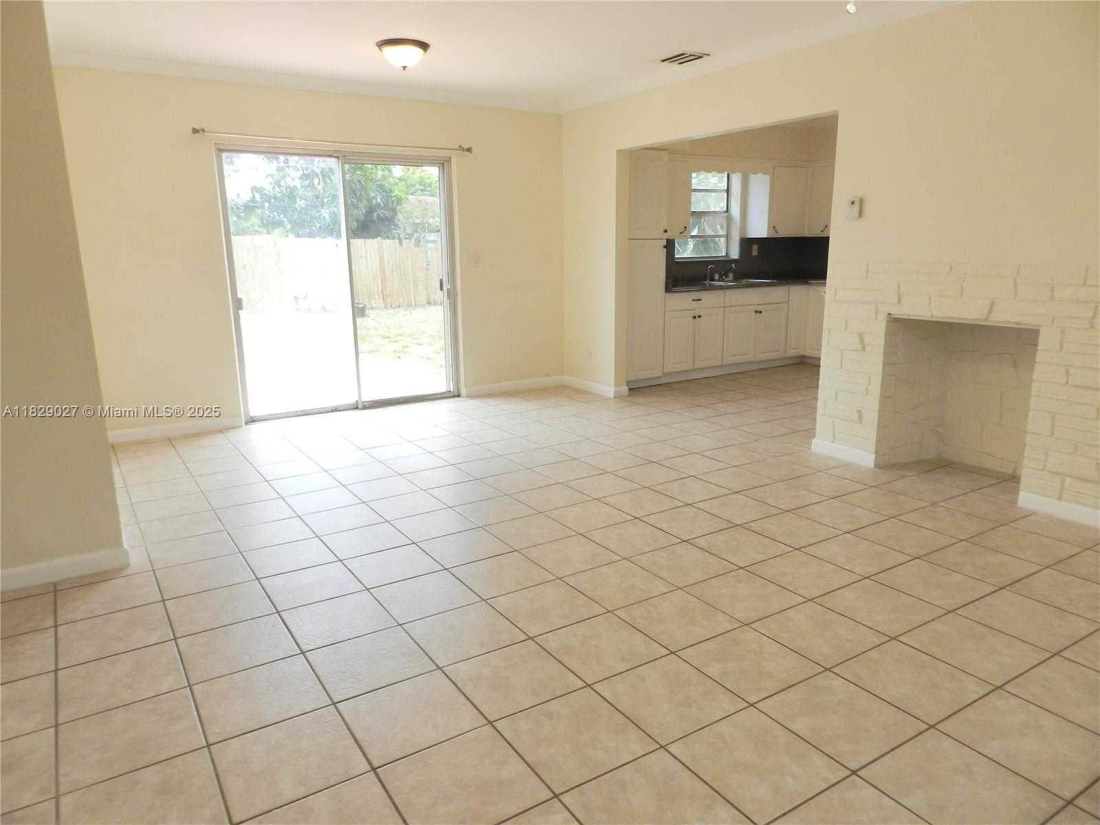 Small Image of 7580 FILLMORE ST, Hollywood Number 5