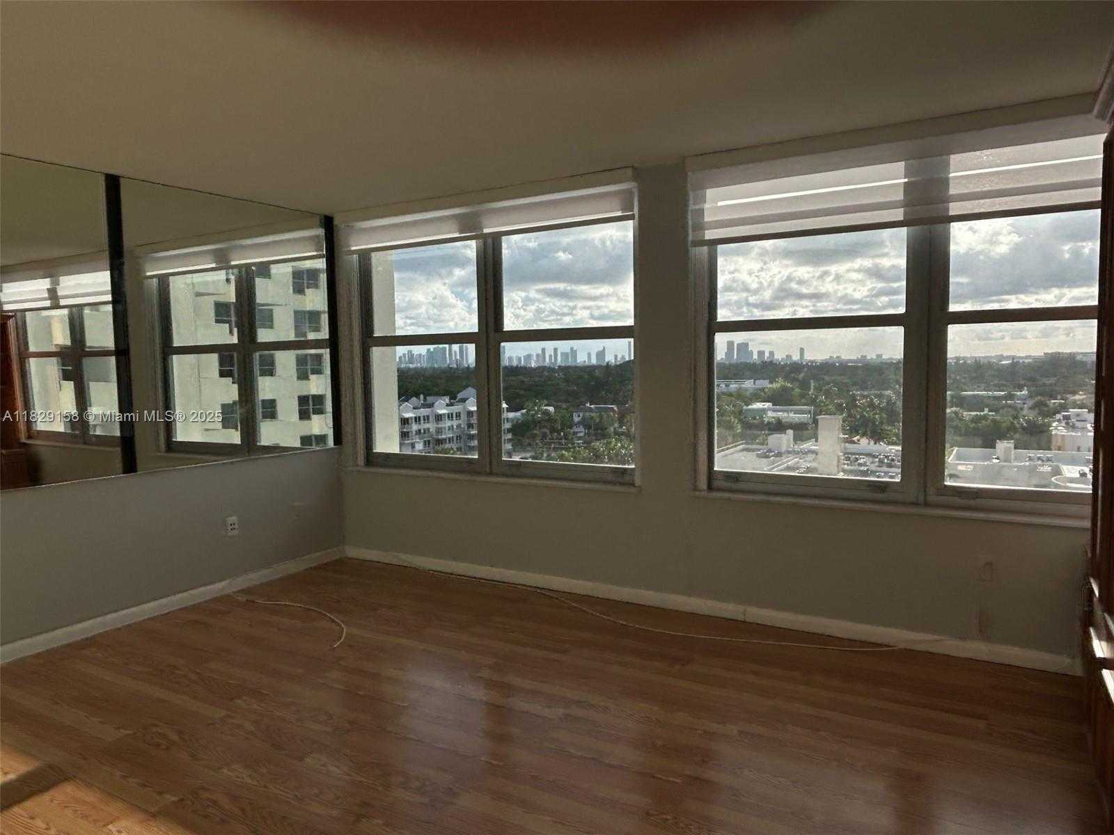 Small Image of 2899 COLLINS AVE #1040, Miami Beach Number 13
