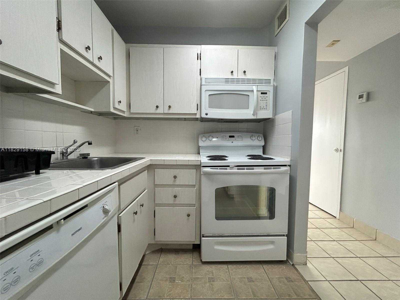 Small Image of 2899 COLLINS AVE #1040, Miami Beach Number 6