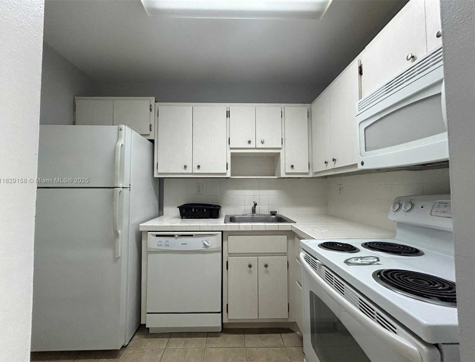 Small Image of 2899 COLLINS AVE #1040, Miami Beach Number 7