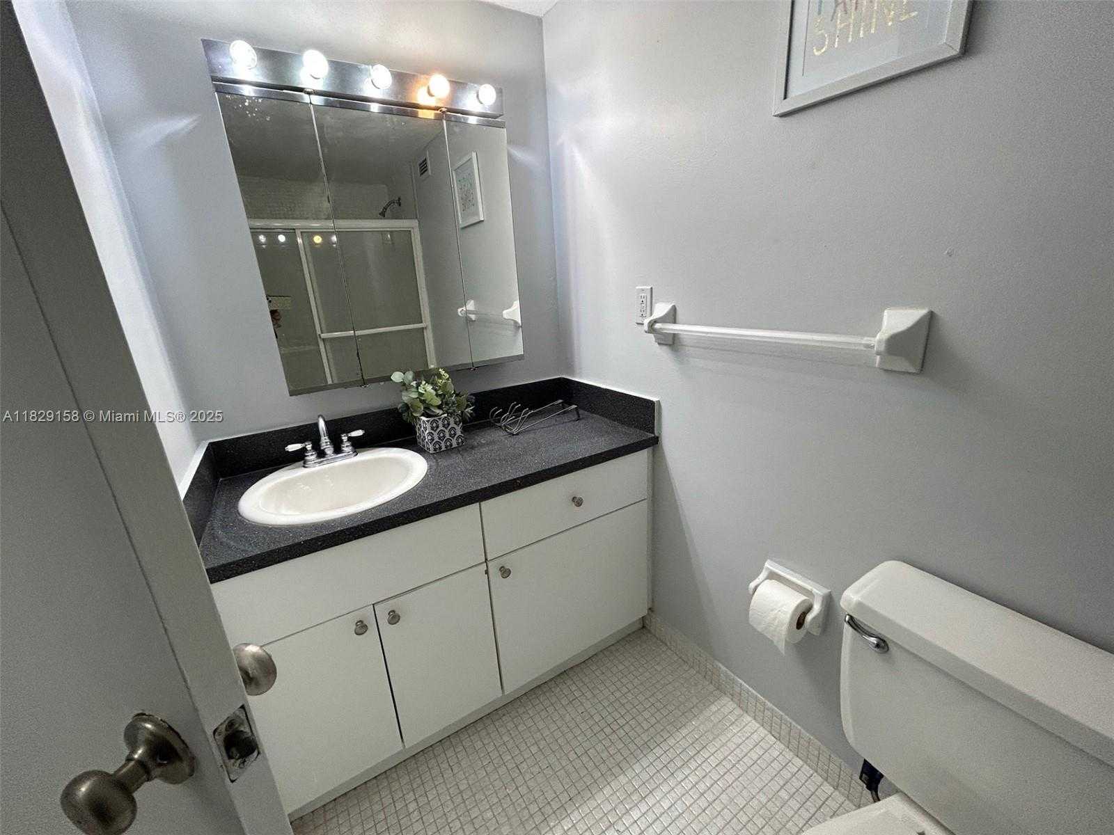 Small Image of 2899 COLLINS AVE #1040, Miami Beach Number 8