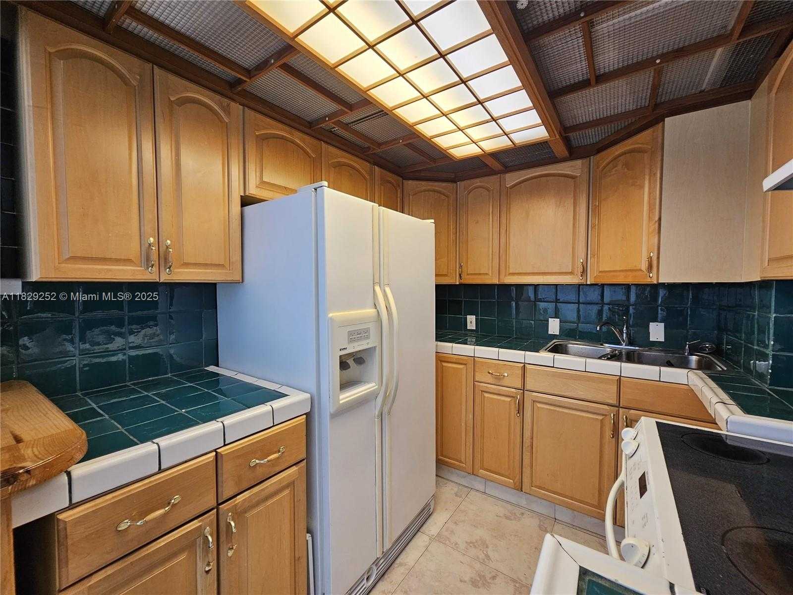 Small Image of 2829 INDIAN CREEK DR #709, Miami Beach Number 2