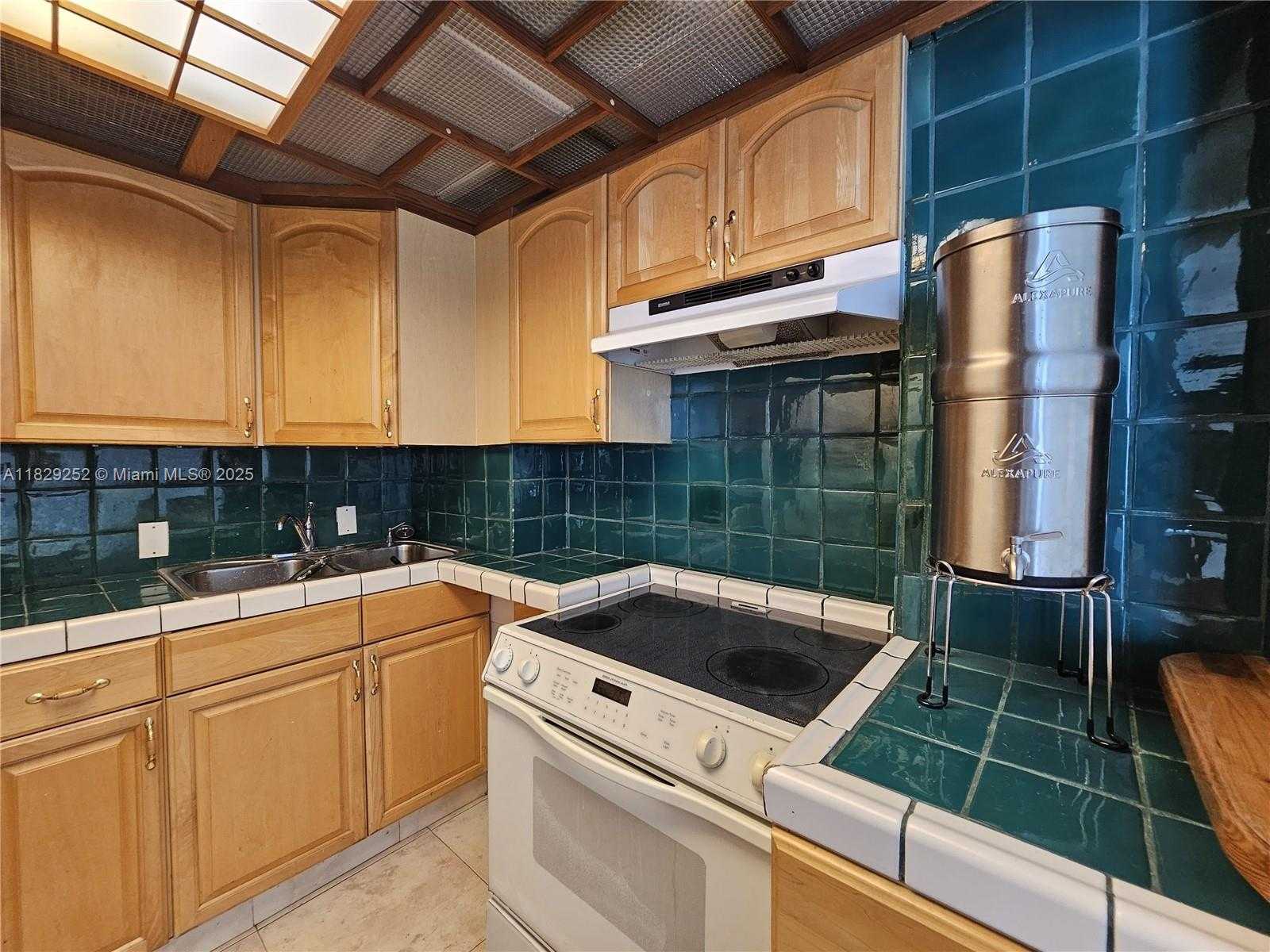 Small Image of 2829 INDIAN CREEK DR #709, Miami Beach Number 3